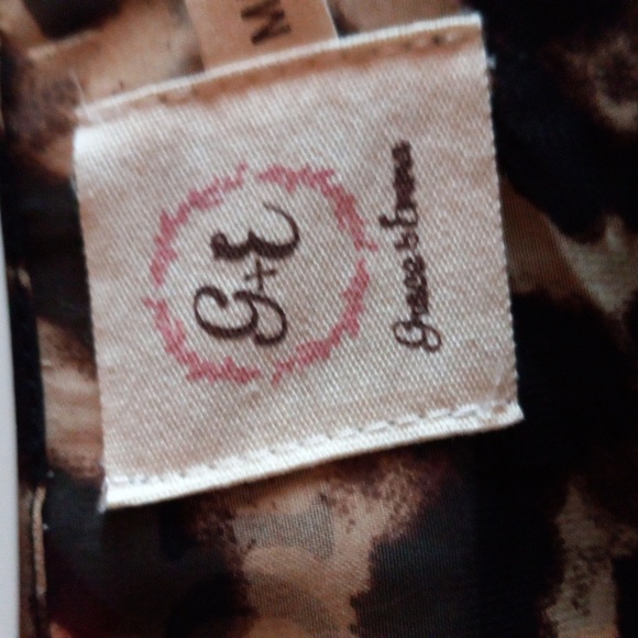 Grance and Emma leopard and lace shawl with sleeves - Picture 2 of 5